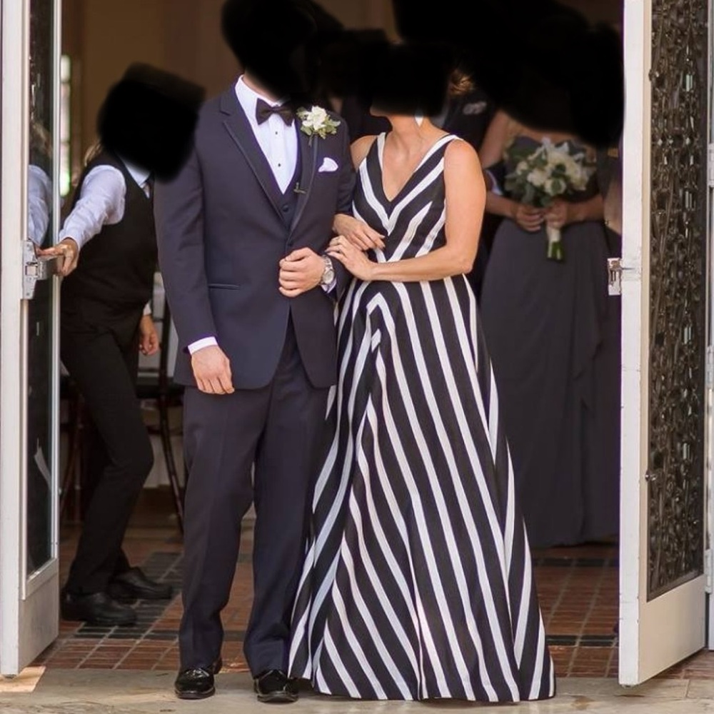 WOW! This gown is just elegant, stunner!!